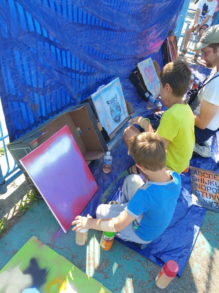 Kinderen tips en tricks geven met het spuiten