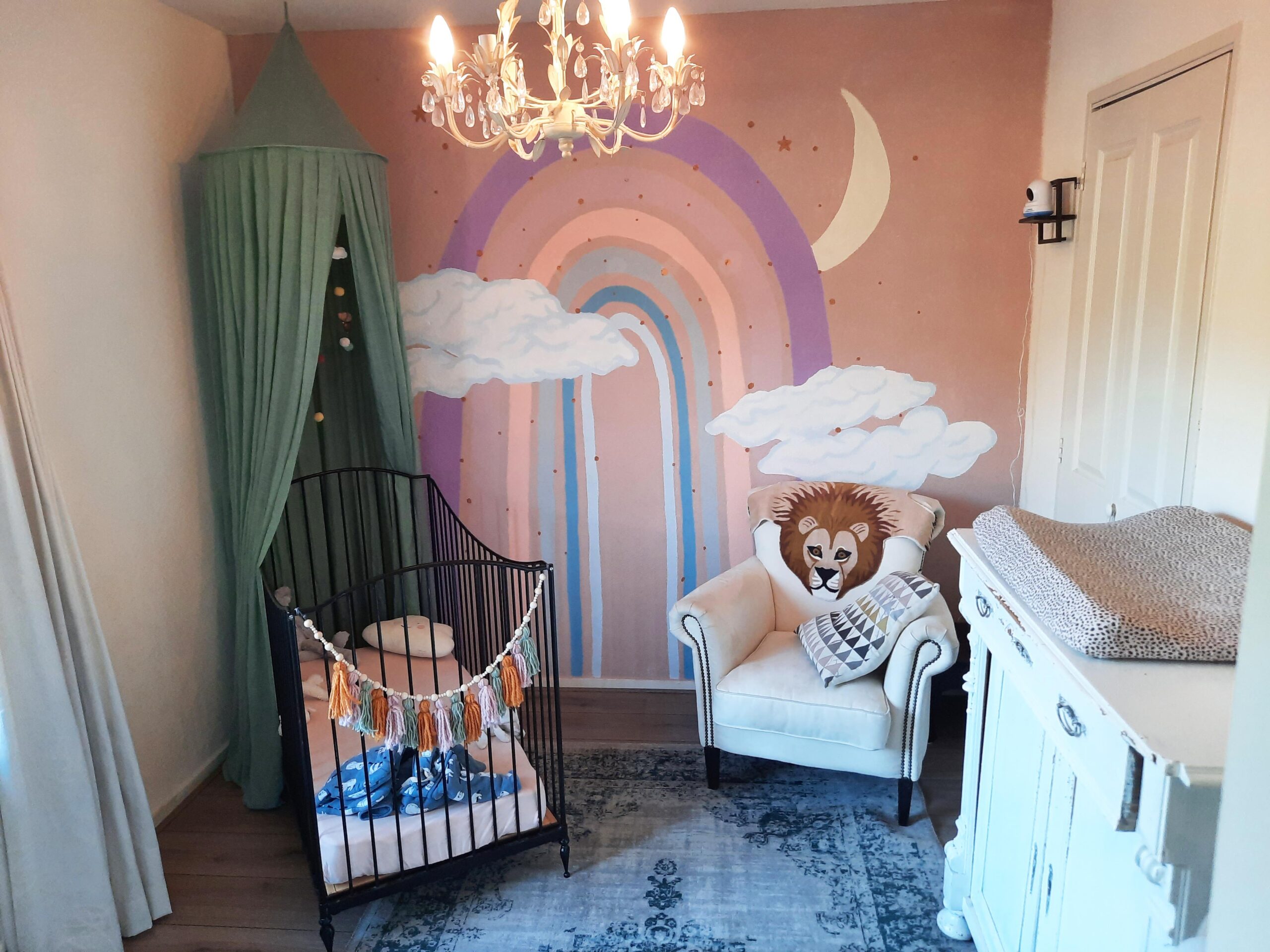 Babykamer muurschildering in Tilburg met regenboog