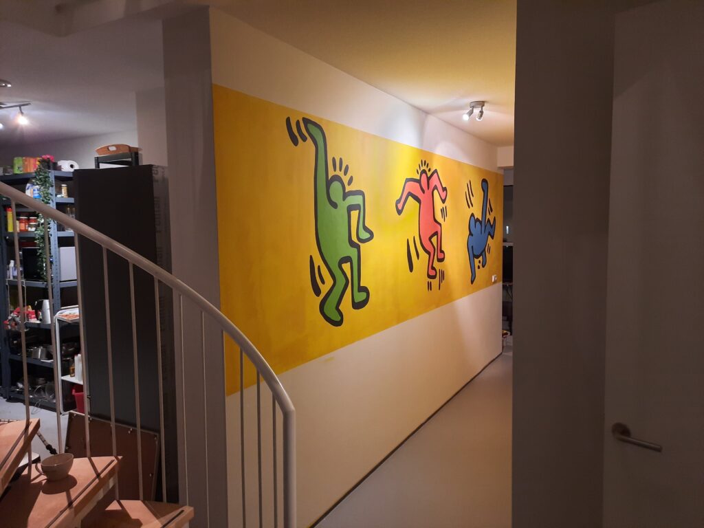 Muurschildering Amsterdam Keith Haring gang bij ingang