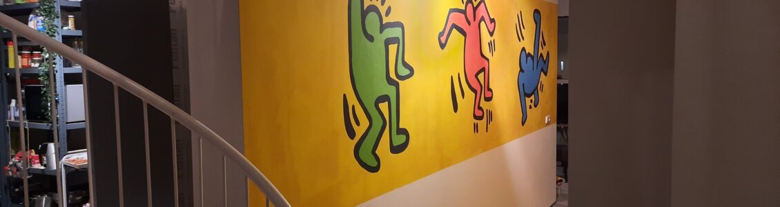 Muurschildering Amsterdam in Keith Haring thema.
