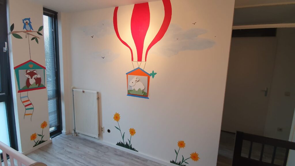 Een ballon op een vrolijke babykamer muurschildering