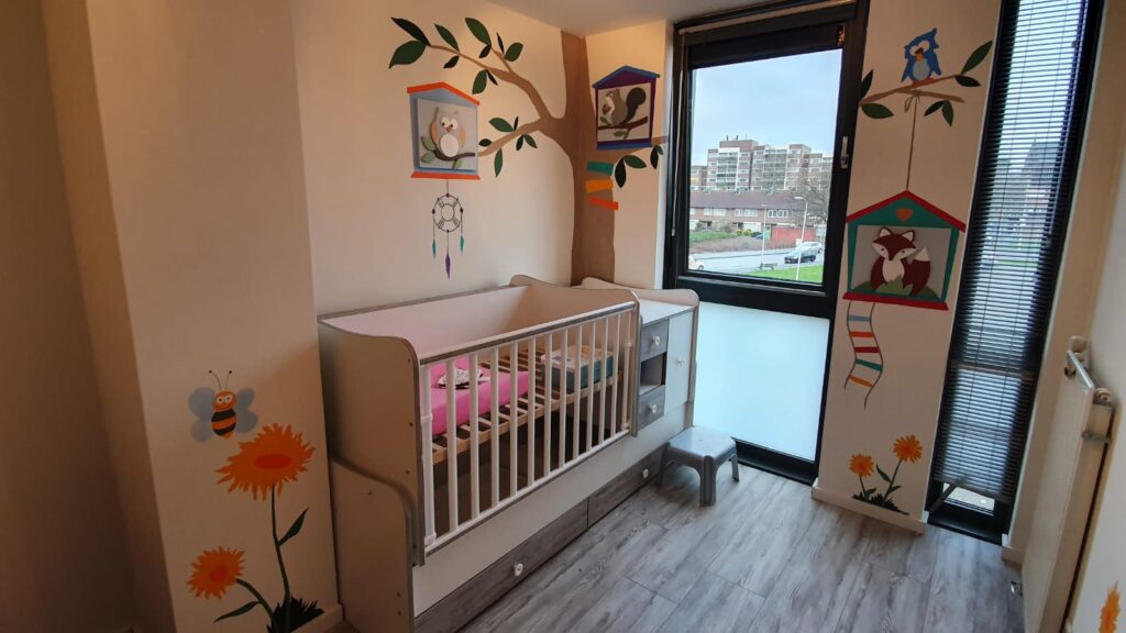 Vrolijke babykamer muurschildering in Eindhoven