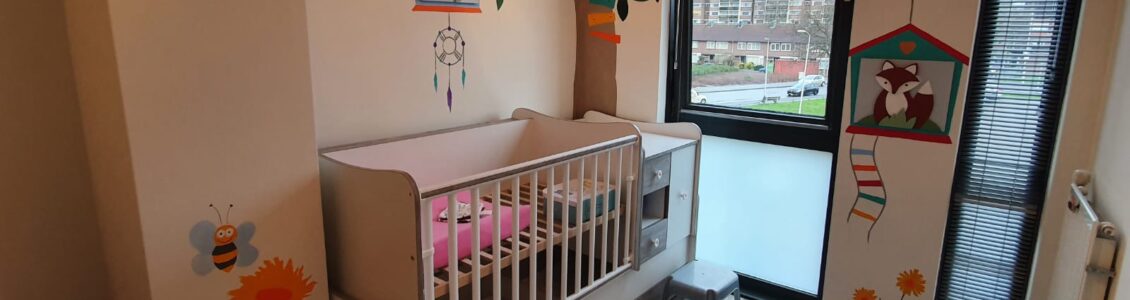 Vrolijke babykamer muurschildering