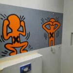 Badkamer muurschildering in Amsterdam in stijl van Keith Haring op betoncire