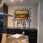 Keuken muurschildering in stijl van Keith Haring in Amsterdam met hamburger