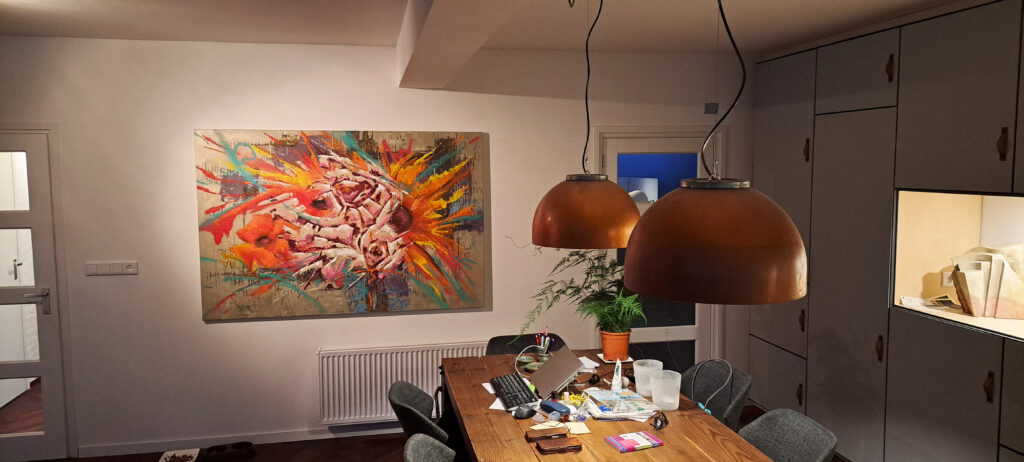 Interieur van abstract schilderij met bloemen