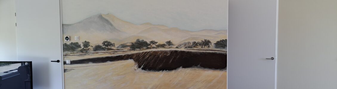 Muurschildering van een woestijnlandschap